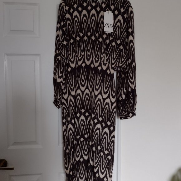 Puff sleeve smock midi dress with cut out side - Picture 3 of 7